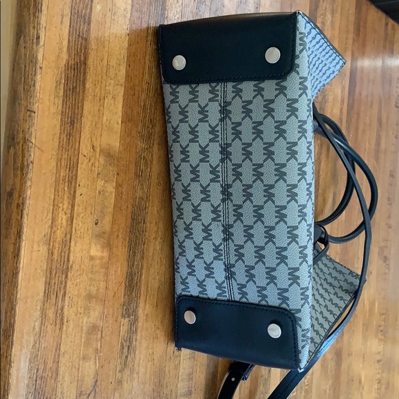 •*•*•*Michael Kors Handbag*•*•*• - Picture 4 of 7